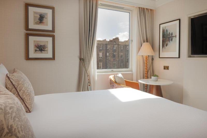 Superior King Room image 3