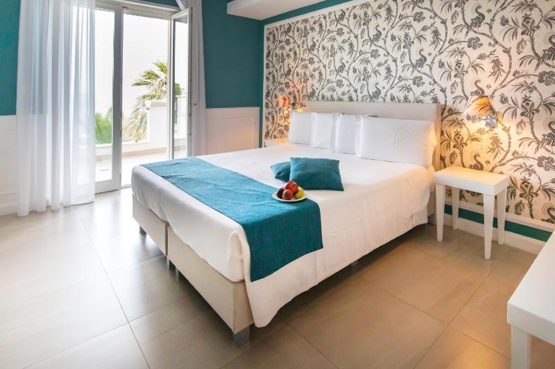 Deluxe Suite with Sea View image 4