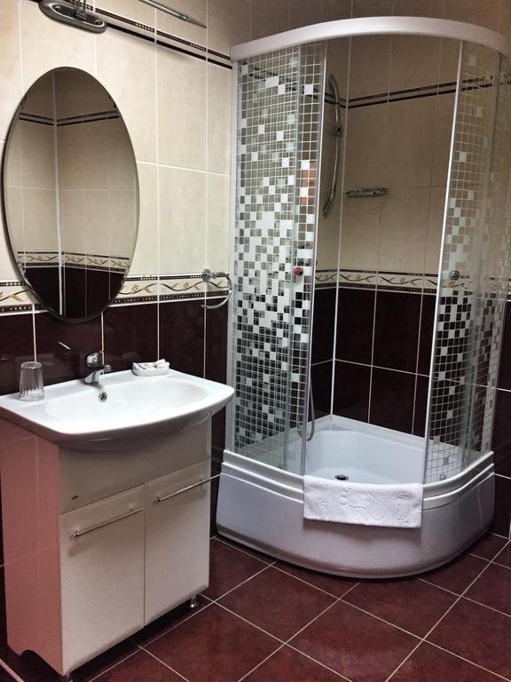 Triple Room with Shared Bathroom image 2