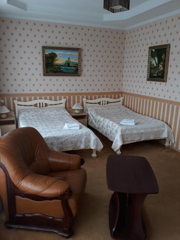 Triple Room with Shared Bathroom image 3