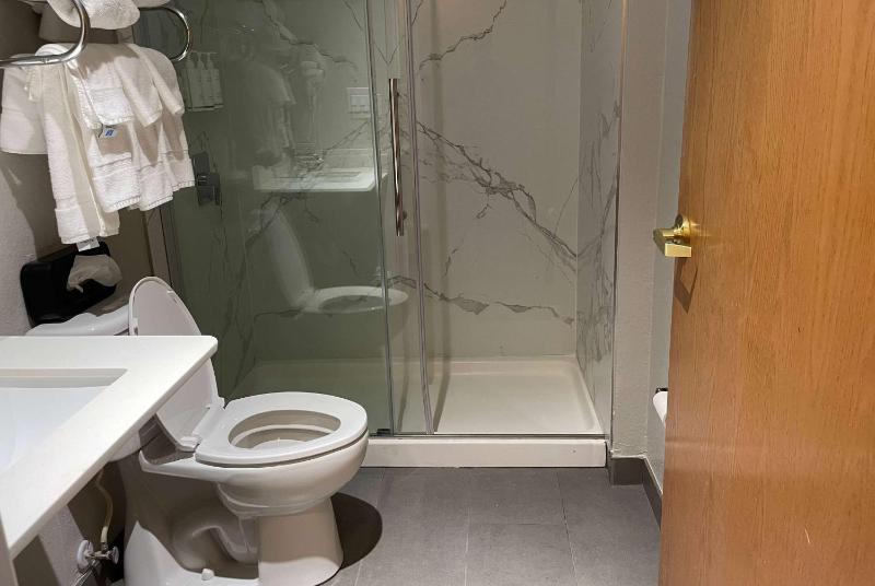 Queen Room with Shower - Non-Smoking image 4