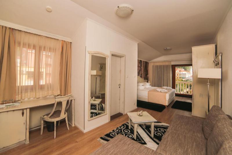 Superior Suite with Balcony and Side Sea View image 1