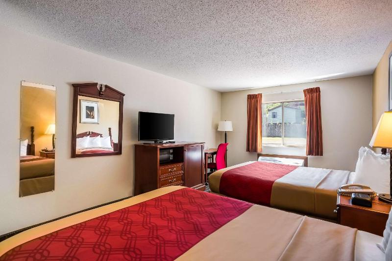 Queen Room with Two Queen Beds - Non-Smoking image 3
