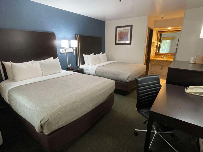 Standard Room, 2 Queen Beds, Non Smoking image 4