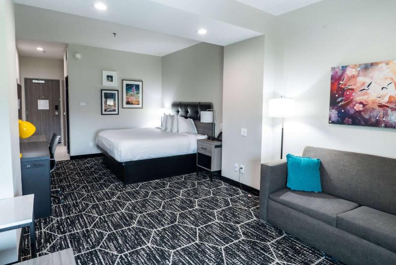 Deluxe King Room - Mobility Access/Non-Smoking image 1