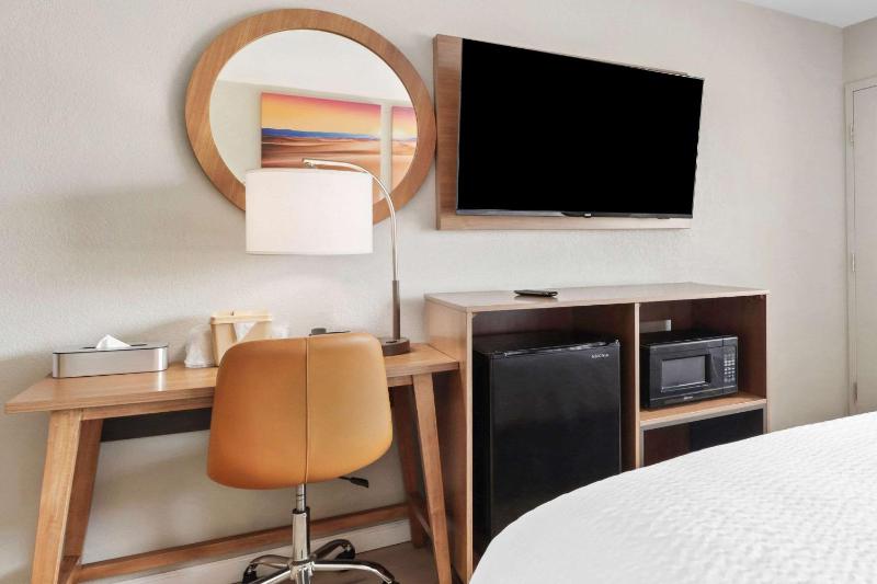 Double Room with Tub - Disability Access/Non Smoking image 3