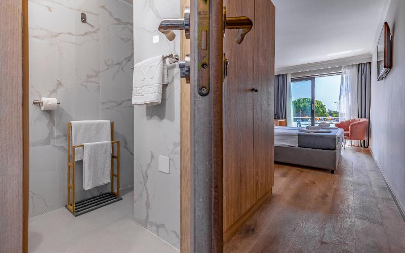 Double Room with Balcony and Sea View image 1