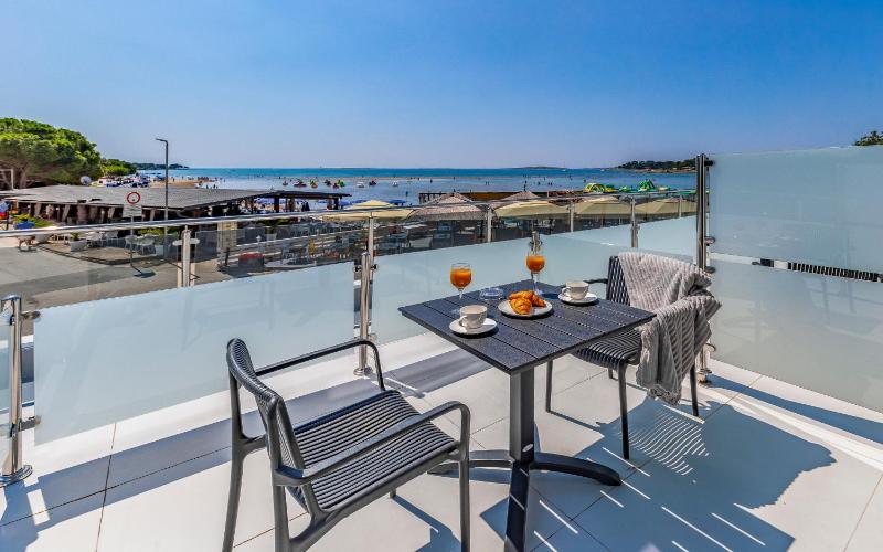 Deluxe Double Room with Balcony and Sea View image 3