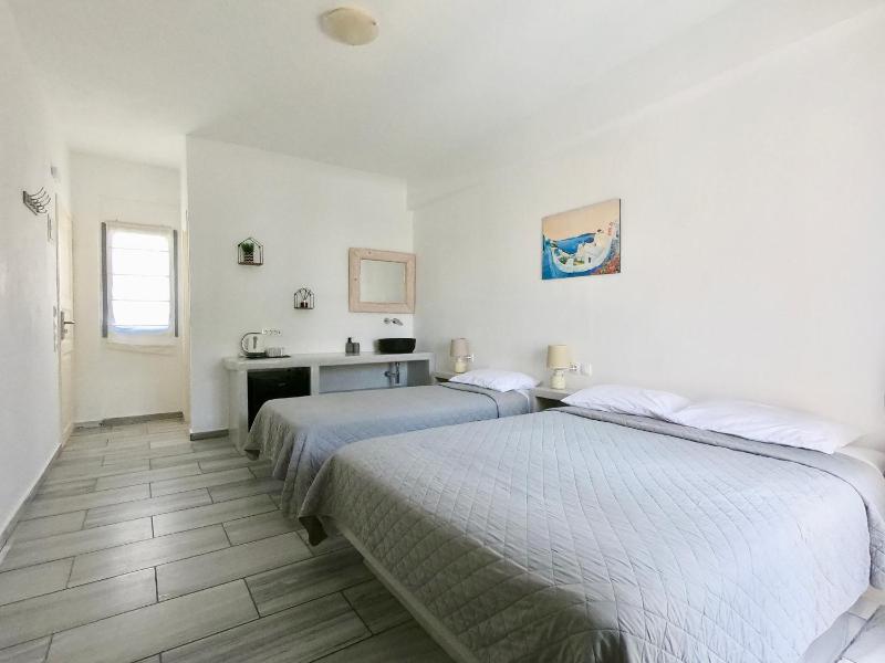 Triple Room with Pool View image 4