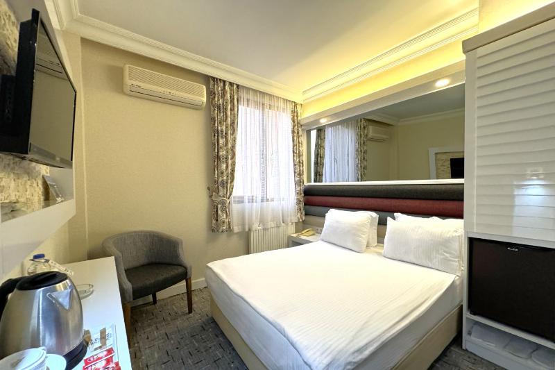 Standard Double or Twin Room with Garden View image 3