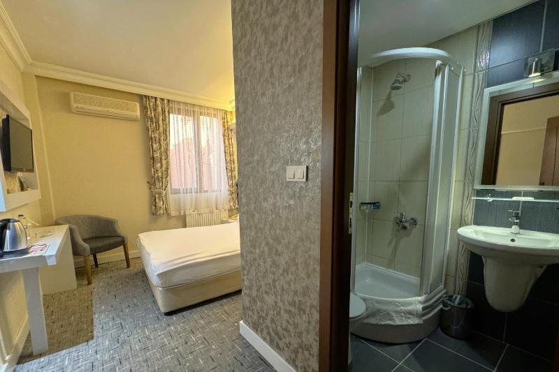 Standard Double or Twin Room with Garden View image 4