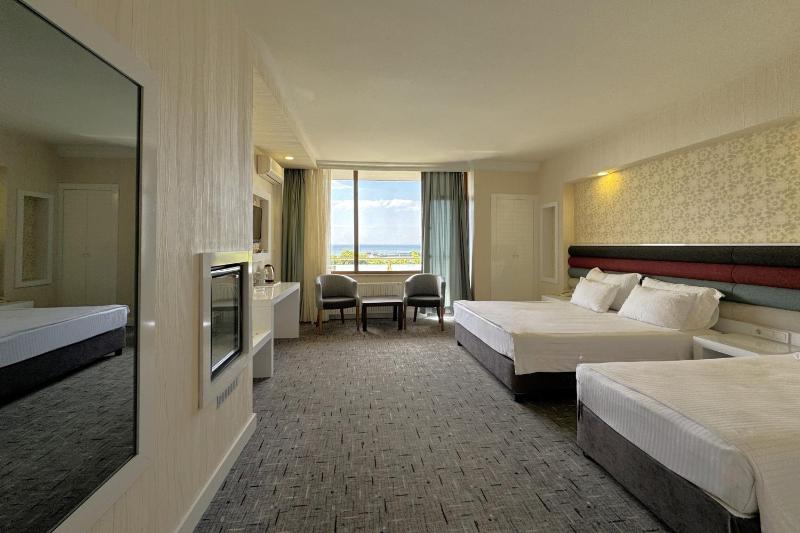 Family Room with Sea View image 4