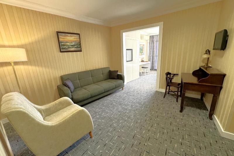 Suite with Sea View image 4