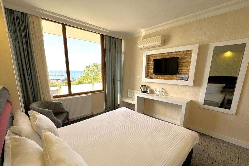 Standard Double or Twin Room with Sea View image 4