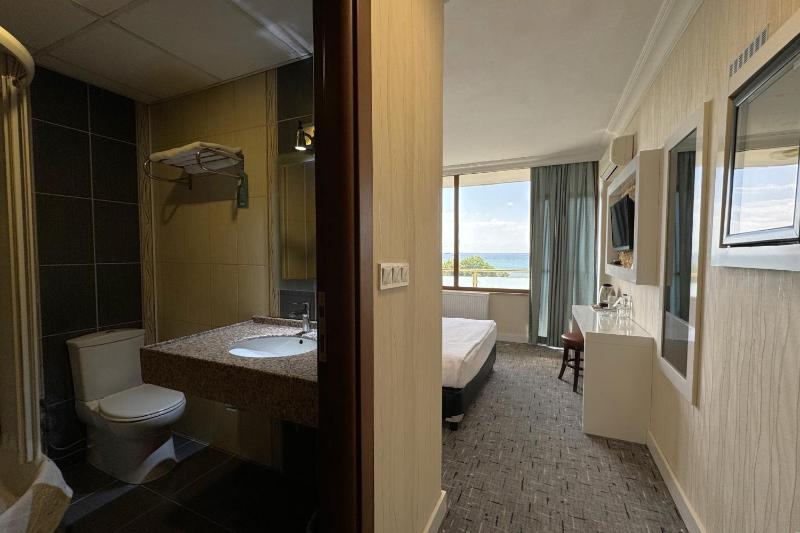 Standard Double or Twin Room with Sea View image 3