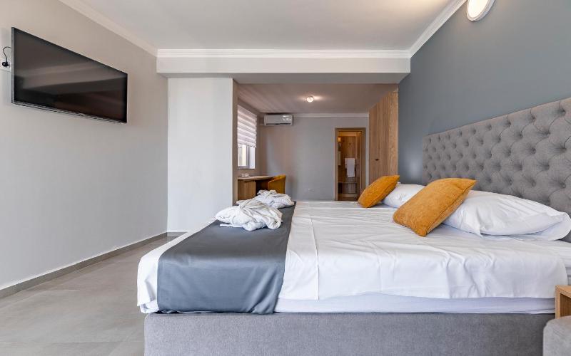 Quadruple Room with Balcony image 3