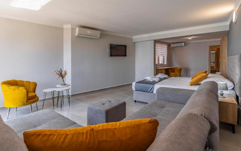 Quadruple Room with Balcony image 4