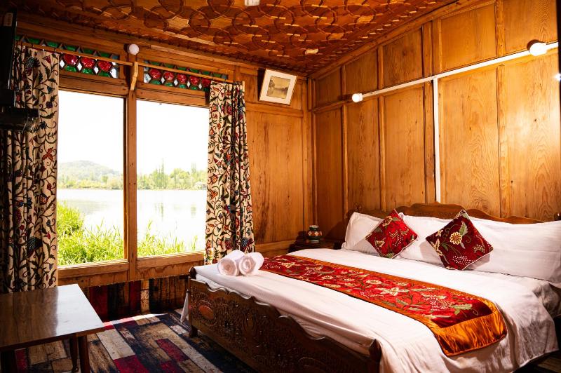 Golden Flower Heritage Houseboat - image 12