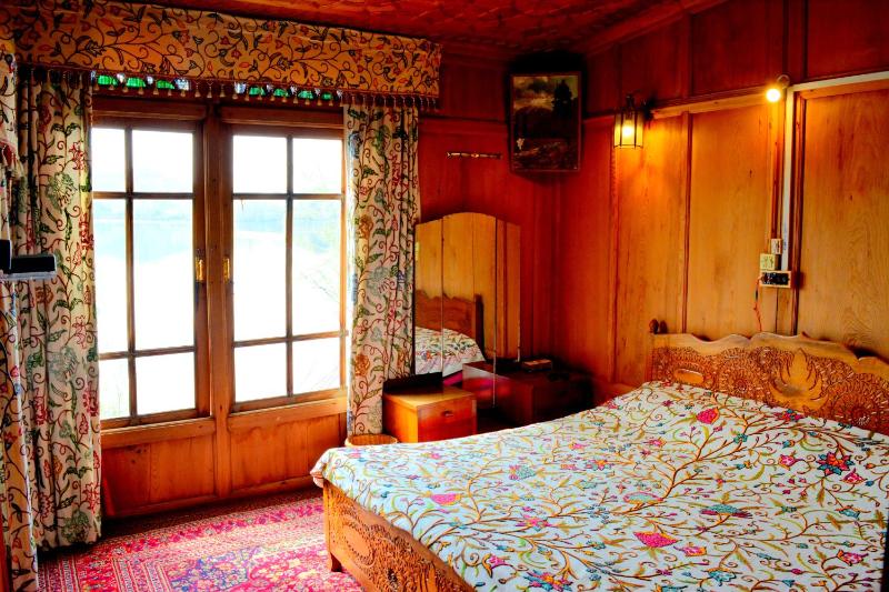 Golden Flower Heritage Houseboat - image 14