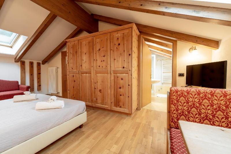 Quadruple Room image 4