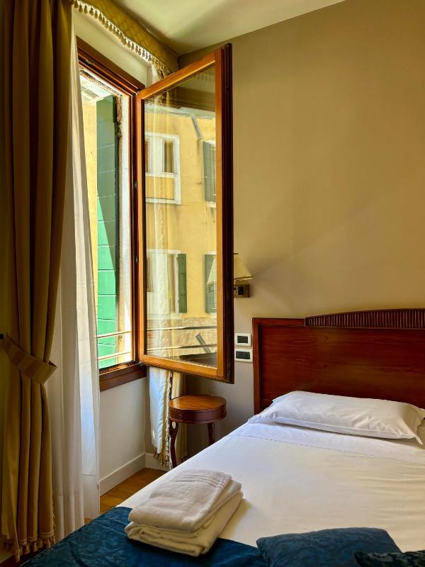 Double Room image 4