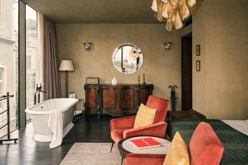 Medium Plus Room image 1