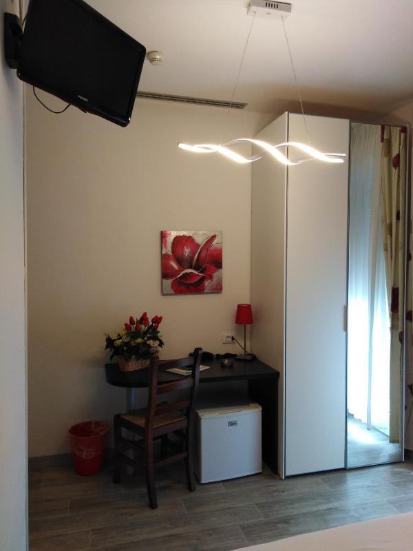 Economy Double Room image 3