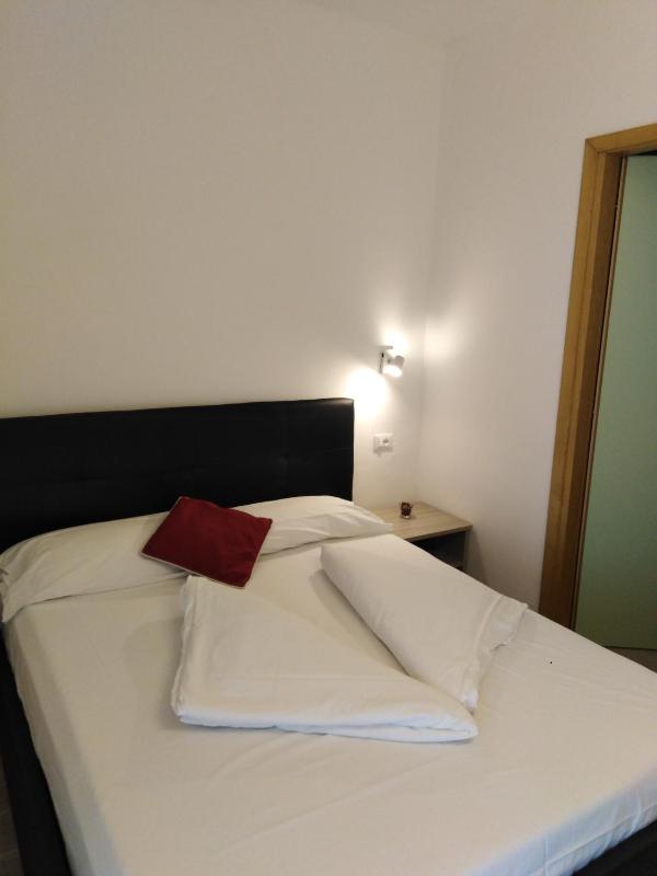 Economy Double Room image 4