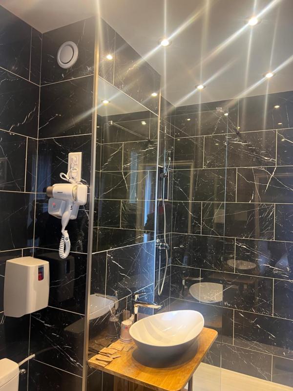 Two Adjacent Double Rooms (non connecting) image 3