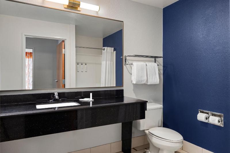 One-Bedroom King Suite - Non-Smoking image 4