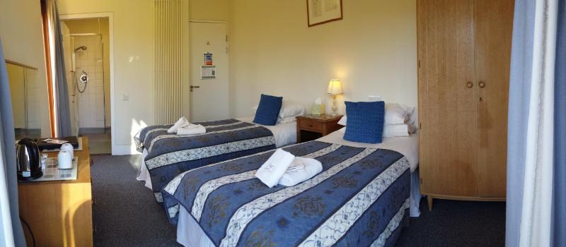Twin Room with Bathroom image 3