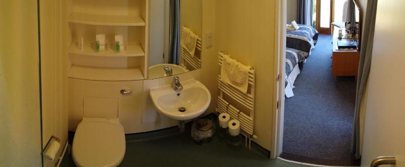 Twin Room with Bathroom image 2