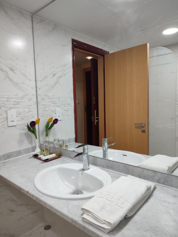 Standard King Room image 2