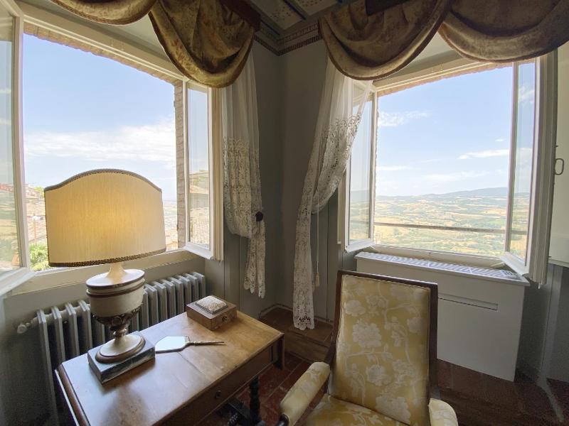 Superior King Room image 3