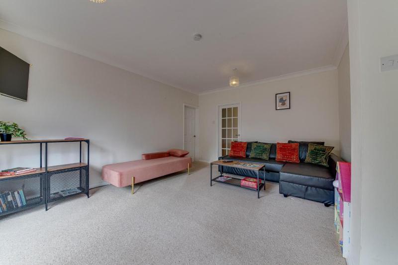 2BR Detached Bungalow w/Parking - image 21