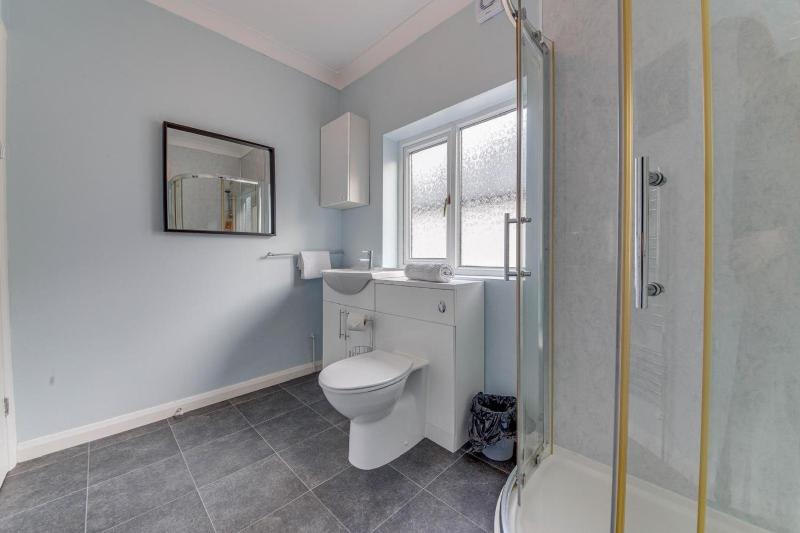 2BR Detached Bungalow w/Parking - image 19