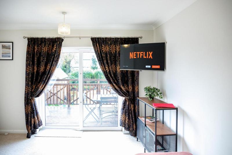 2BR Detached Bungalow w/Parking - image 17