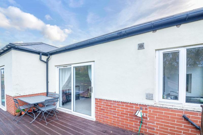 2BR Detached Bungalow w/Parking - image 18