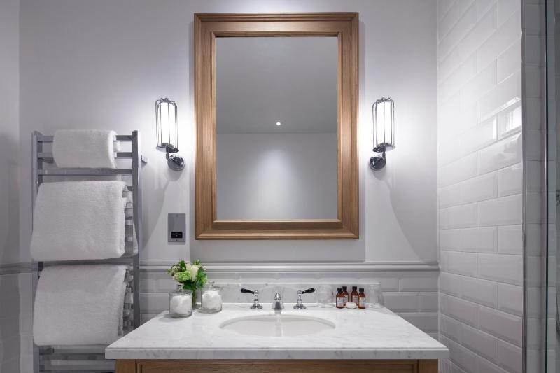 Heritage King Suite image 4