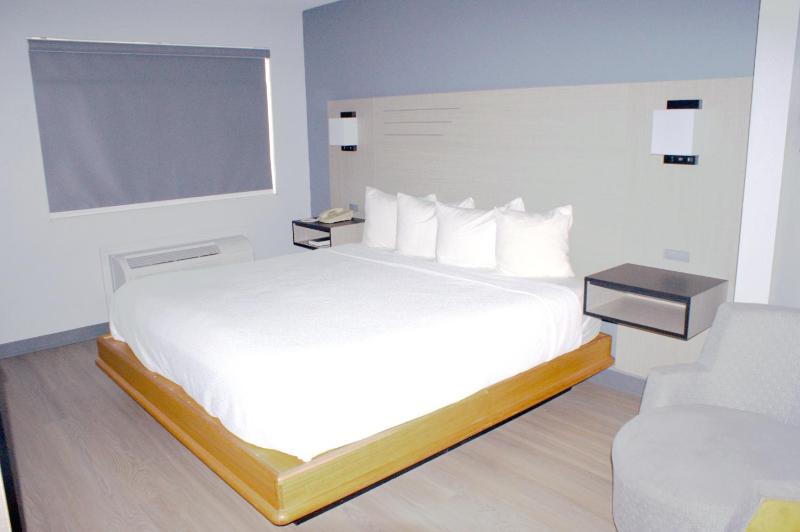 King Room - Non-Smoking image 2