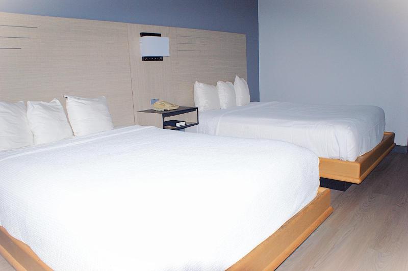 Queen Room with Two Queen Beds - Non-Smoking image 2