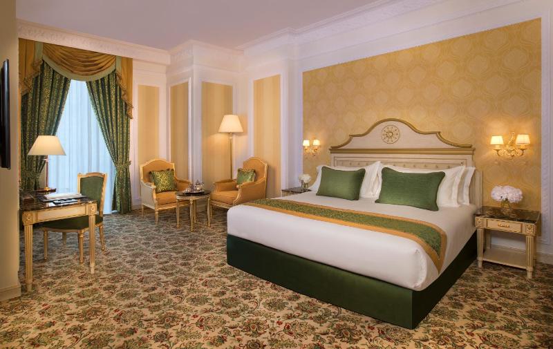Deluxe King Room image 4