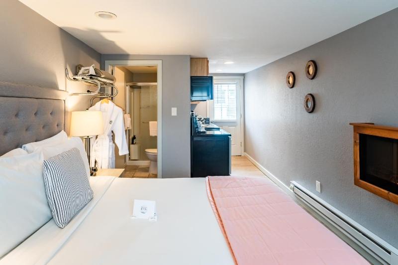 Queen Room with Kitchen image 2