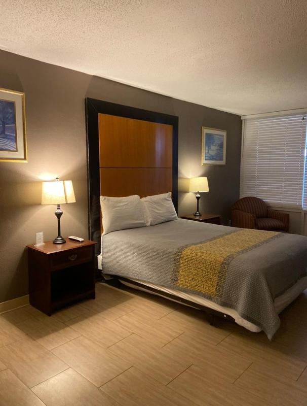 Deluxe Queen Room image 2