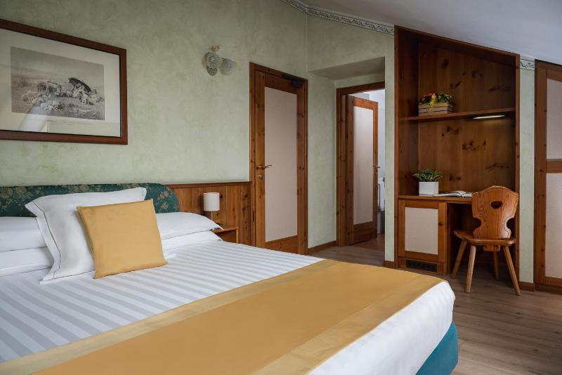 Classic Double Room image 3