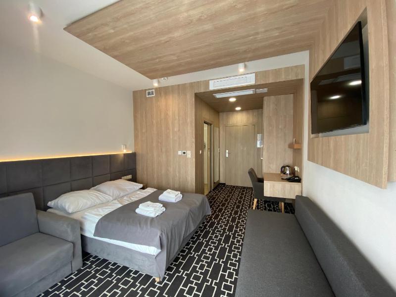 Deluxe Double Room with Balcony image 3