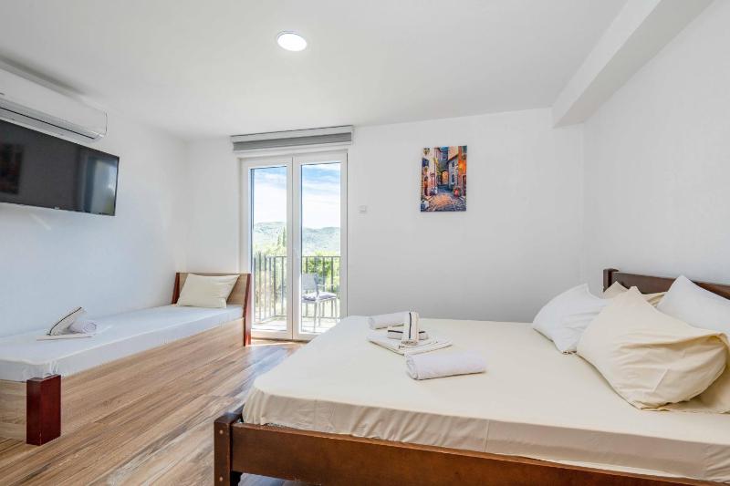 Triple Room with Balcony image 4
