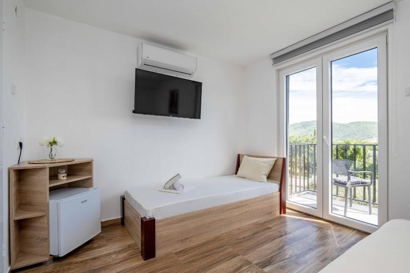 Triple Room with Balcony image 2