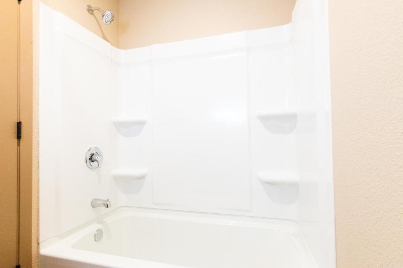 Deluxe Queen Room - Disability Access- Non-Smoking image 3