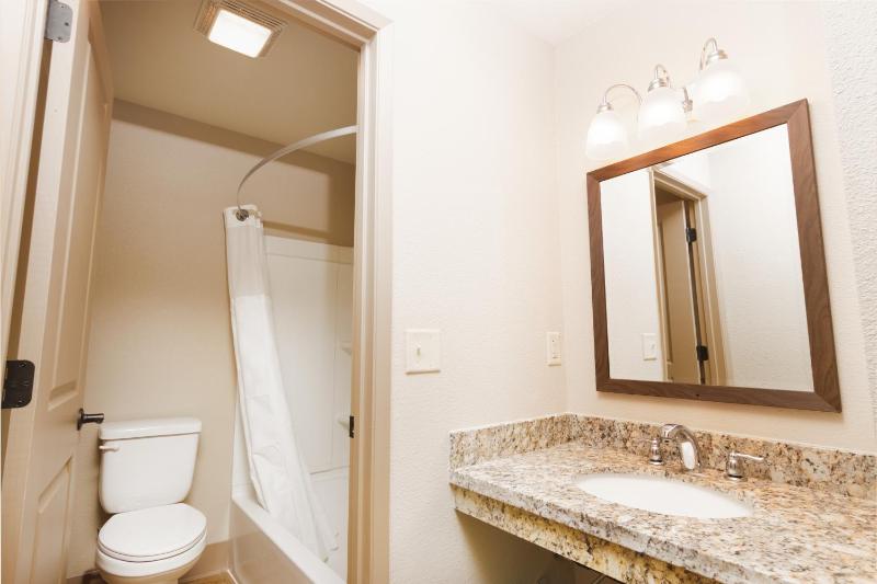 Queen Room with Two Queen Beds - Non-Smoking image 4